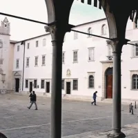 Pogled na sedež Univerze na Primorskem - skupina skoraj sto zaposlenih ugotavlja, da je rektor univerzo pripeljal na “absolutno dno”  