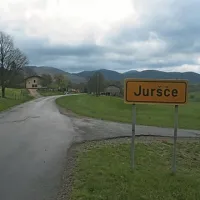 Na Jurščah, kjer je bil epicenter potresa,  je bilo uro za potresnim sunkom zelo spokojno