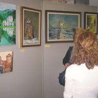Pestrost motivov na pregledni spomladanski razstavi bistriških likovnikov 