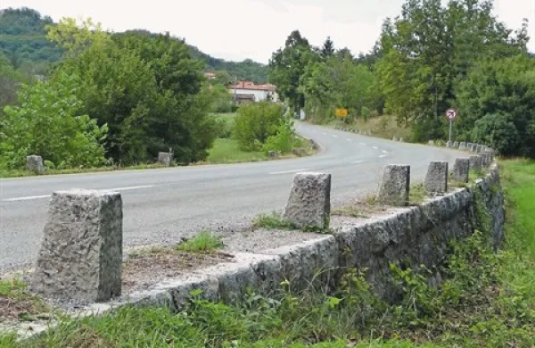 Nov OPN predvideva jasne ločnice in  širok nepozidan pas med posameznimi vasmi; med drugim tudi med Vogljami in Dolom pri Vogljah (na fotografiji) 