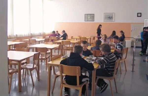 Na OŠ Pivka so učenci po potresu ostali na šolskem igrišču,  od koder so v manjših skupinah prihajali na kosilo