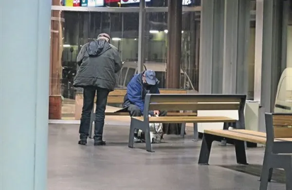 Na klopcah železniške postaje se je pred tremi leti vnel prepir, ki se je končal z 11-centimetrsko vbodno rano  