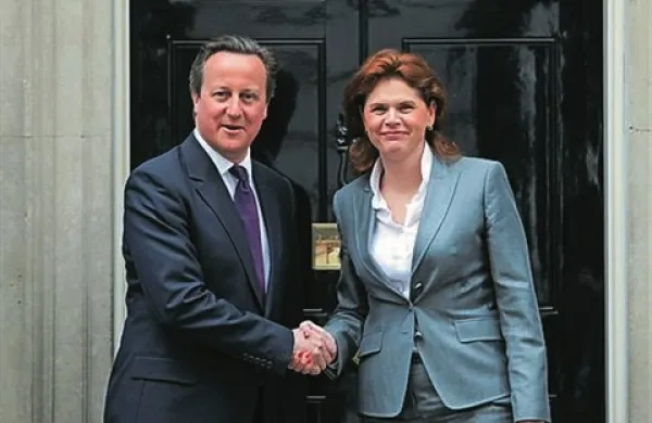 Britanski premier David Cameron je potrdil, “da smo v preteklem letu v naši državi opravili ogromno dela”, je danes po pogovorih na Downing Streetu v Londonu povedala slovenska premierka Alenka Bratušek