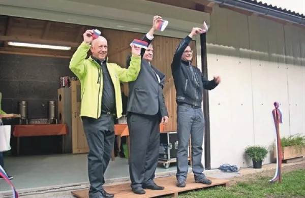 Olimpijski prvak in športni strelec Rajmond Debevec (prvi z desne) je včeraj odprl novo športno strelišče v Postojni

