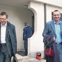 Postojnski poslanec Zvone Černač (levo) z odvetnikom Janezom Stuškom se je v torek na koprskem sodišču branil očitkov, da je  krnil ugled nekdanjemu uslužbencu Sove Bojanu Bratuši