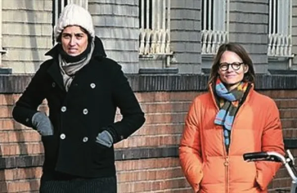 Ameriška filmska igralka Jodie Foster, ki je šele lani na podelitvi zlatih globusov javno razkrila, da je lezbijka, se je konec preteklega tedna poročila s svojo izbranko