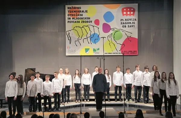 Mladinski pevski zbor Emil Komel in zborovodja David Bandelj 