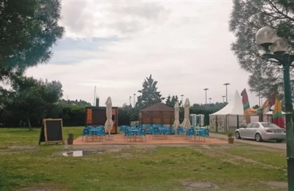 Začasni gostinski objekt moti portoroško društvo gostincev Sončna riviera, krajevno skupnost in občino 