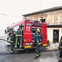 Osmojene gasilske obleke pričajo o težkem delu, ki so ga imeli v prizidku skladišča soli
