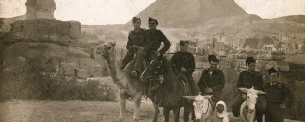 Bojan Bizjak (sedi na desnem oslu) v Egiptu leta 1944