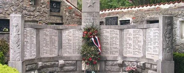 Spomenik žrtvam poboja 30. aprila 1944 z imeni vseh pobitih