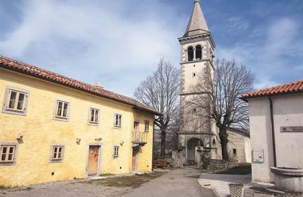   Trg v vasici Škocjan, ki ga bo Občina Divača s finančno pomočjo Parka Škocjanke jame obnavljala prihodnje leto  