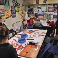 Sežanski osnovnošolci med izdelovanjem kazalk v Mladinskem centru Podlaga
