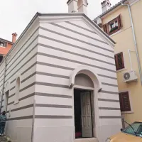 Cerkvica z baročno zunanjostjo obsega le 32 kvadratnih metrov