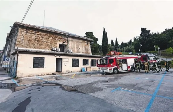 Požar v prizidku skladišča soli Monfort priča tudi o tem, da začasni depoji nimajo ustrezne protipožarne zaščite