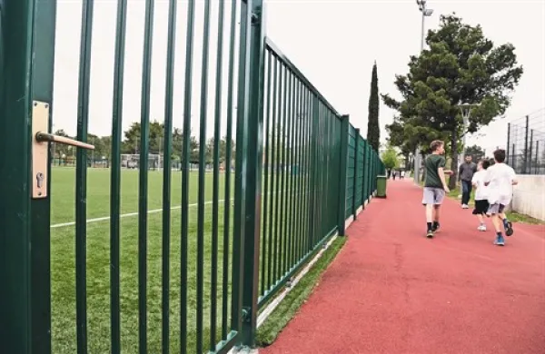 Vrata obnovljenih igrišč so zaklenjena tudi podnevi, odprejo jih le za nogometaše kluba in organizirane skupine, ki najamejo igrišče