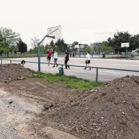 Ljubitelji športa  lahko uporabljajo vsa druga asfaltirana in betonirana igrišča, ki jih v teh dneh še obdaja gradbišče, saj v športnem parku Bonifika urejajo steze, podaljšujejo trim stezo ... 