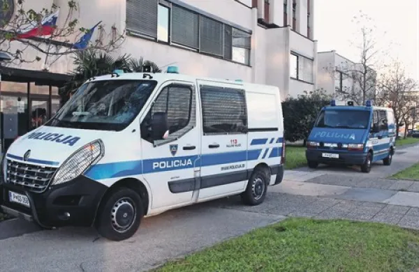 Dva od štirih državljanov Kosova, ki so jih 9. aprila pripeljali na zaslišanje k preiskovalnemu sodniku, je sodišče  že obsodilo na pogojno kazen 
