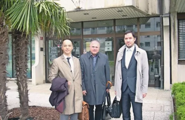 Postojnska občinska svetnika Iztok Podbregar (na fotografiji v sredini) in Uroš Petohleb (desno) sta se včeraj na sodišču branila očitkov o klevetanju Občine Postojna