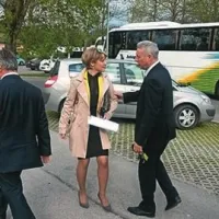 Tina Komel je prišla v družbi Stanka Stepišnika, bivšega ministra za gospodarstvo,  in poslanca PS  Kavtičnika
