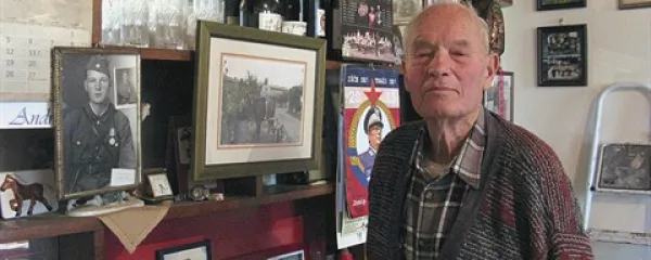 “Nisem bil edini; več nas, Slovencev, so poklicali. V pisarni so nas čakali karabinjerji. Naložili so nas na kamion in odpeljali v italijansko vojsko,”  se Ivan Pangos spominja dneva, ki ga je usodno zaznamoval.