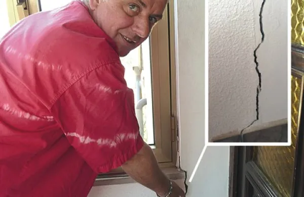 Ker se je konstrukcija prizidka posedla, Klavdij Babič vrat v vetrolovu ne more več pravilno zapreti