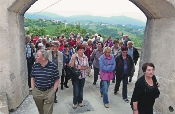 V  Brdih so takšni prizori (obiskovalci Šmartnega) “mana božja”