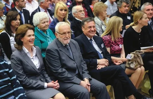 Po vnovični izvolitvi Zorana Jankovića na čelo PS so oči uprte v Alenko Bratušek, ki je nakazala, da brez podpore v stranki ne bo več vodila vlade, a za zdaj (še) ni odstopila