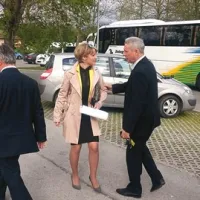 Tina Komel je na parkirišču pričakala Stanka Stepišnika in Jožeta Kavtičnika; trojica sodi med zveste privržence Zorana Jankovića  