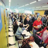 Kongresa se je udeležilo več kot 700 članov, dvorana je pokala po šivih, novinarji pa so bili slabe volje, saj je bila razprava zaprta za javnost