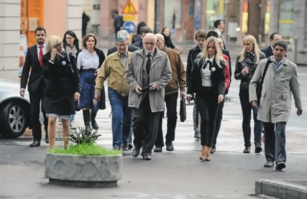 Delegacija PS z Mencingerjem na čelu na poti proti državni volilni komisiji  