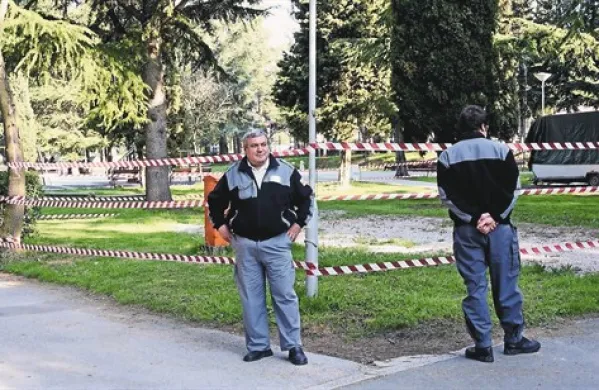 Pred štirimi  leti so kamp zasedli varnostniki, ki jih je najel  podjetnik Miro Majcen, Adria se je temu uprla in tja poslala svoje varnostnike  (na fotografiji). Spor se je preselil na sodišče, ki še ni dokončno odločilo, čigav bo  kamp.
