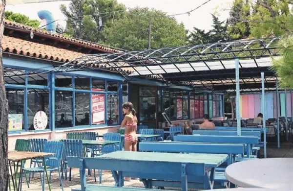 Svetilnik leta  2007, ko je še deloval gostinski objekt, ki je bil tedaj  v lasti hotelov Belvedere. Občina ga je kupila leta 2010 za 480.000 evrov in za dodatnih 35.000  obnovila  streho.
  