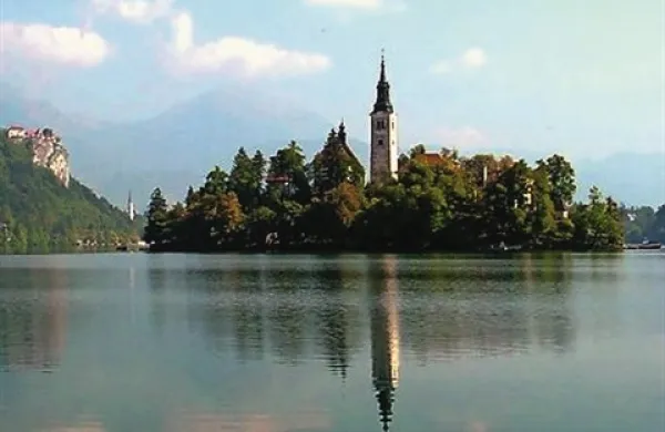 Na Bledu je minulo noč v jezeru umrl 74-letni domačin