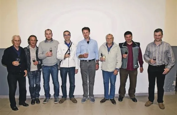 Najvišje uvrščeni vinarji repentaborskega območja med letošnjimi 19 sodelujočimi na ocenjevanju. Martin Kovačič je peti z leve.