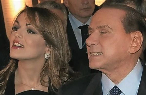 Svetlolasa Pascalejeva se že mesece ne gane od Berlusconija. V njegovi luksuzni rezidenci v Arcoreju pri Milanu naj bi se nekdanja plesalka iz Neaplja obnašala kot edina vladarka.
