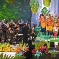 Razgibano  scenografijo za četrto Brinjevko so pripravili učenci petih primorskih osnovnih šol pod mentorstvom Društva likovnih pedagogov Primorske