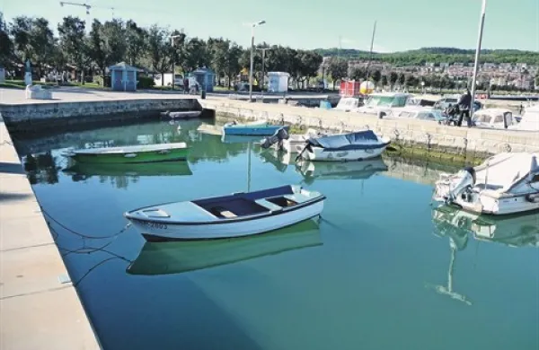  V prihodnjih mesecih bodo v  starem mandraču končno namestili stopnice, da bodo lahko najemniki privezov brez težav  vstopali na plovila  in z njih  sestopali
