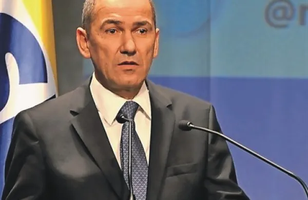 Okrajno sodišče v Ljubljani je junija lani predsednika SDS Janeza Janšo obsodilo na dve leti zapora