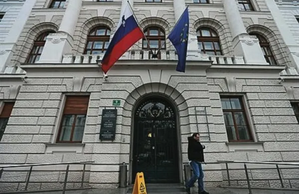 Odločbo višjega sodišča v zadevi Patria z višjega sodišča še niso odpravili na okrajno sodišče, je pojasnil direktor sodišča Janez Grden. Bo pa sodba prek kurirja zagotovo poslana še danes.
