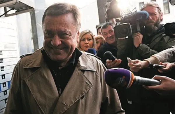 Predsednik PS Zoran Janković se je na sedežu stranke sestal z nekaterimi člani sveta, med njimi z vsaj desetimi poslanci.