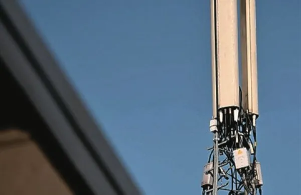 Agencija za komunikacijska omrežja in storitve je danes končala mega dražbo radijskih frekvenc za mobilno telefonijo. Trije ponudniki so najverjetneje Telekom Slovenije, Simobil in Tušmobil.