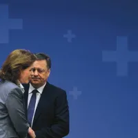 Kljub drugačnim željam Zorana Jankovića se zdi   umik Alenke Bratušek z vrha vlade neizogiben. Deliti se je začela tudi Pozitivna Slovenija, sicer zmagovalka zadnjih volitvah.  