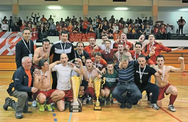 Slovenski prvak  Oplast, z leve   stojijo: Dragan Perendija, Jure Lenarčič, Aco Mladenović, Deni Krivec, Ivan Ručna (direktor), Nino Zalašček, Dani Vulikić, Aljaž Kusterle, Rok Hrast, Aleš Gašperut, Tomaž Volarič in Nejc Pignatari; čepijo: Milan Skok