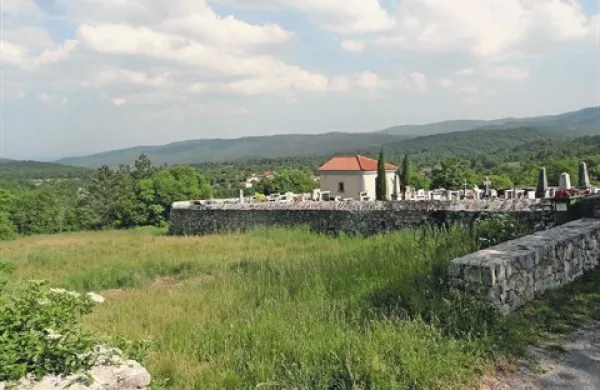 V Parku Škocjanske jame si že vrsto let prizadevajo, da bi ob   zunanjo stran   pokopališkega zidu  (za kapelico), kjer bi bila  povsem skrita, umestili mrliško vežico. Tam pokopavajo še krajane Gradišča, Brežca in Naklega.
 