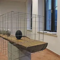 Keramiki razstavljajo v klubski galeriji v Kanalu, na sliki delo Gregorja Mavra V sedmem... 