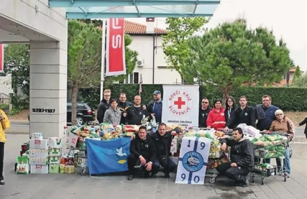 Akciji zbiranja hrane so se  pridružili tudi člani navijaškega društva Ribari iz Izole