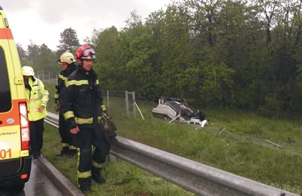 Pri Risniku je z avtoceste zaneslo voznika avta znamke BMW