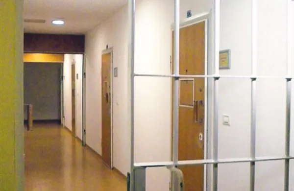 V eni od zaporniških celic je Mehmed M. iz Doboja pred tremi leti s kuhinjskim nožem napadel sojetnika