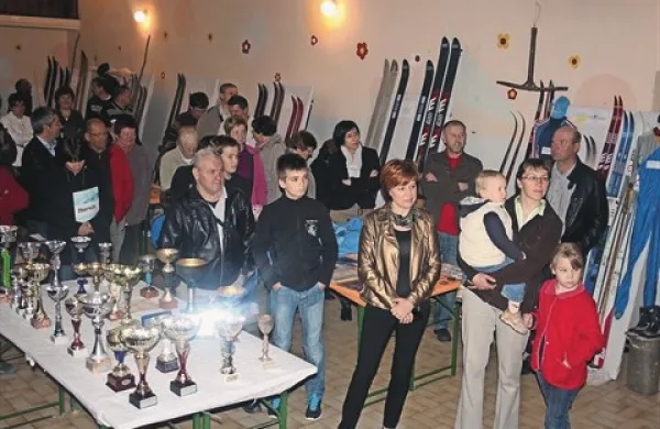   Domačini in gostje so si množično ogledali  razstavo o smučarski tradiciji planote in SK Javornik